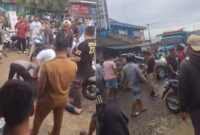 Sempat terjatuh, kedua pelaku saat dievakuasi oleh petugas kepolisian dan dibawa ke Polsek Sidomulyo, Lampung Selatan, Selasa 18 Februari 2025, sore | Tangkapan Layar Video.