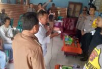 Perwakilan warga Way Kanan saat membacakan perjanjian perdamaian dengan sopir mobil durian Suhendra disaksikan pihak kepolisian, Rabu 19 Februari 2025 | Dok. Humas Polres Way Kanan.