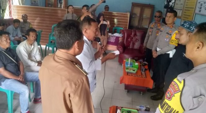 
 Perwakilan warga Way Kanan saat membacakan perjanjian perdamaian dengan sopir mobil durian Suhendra disaksikan pihak kepolisian, Rabu 19 Februari 2025 | Dok. Humas Polres Way Kanan.