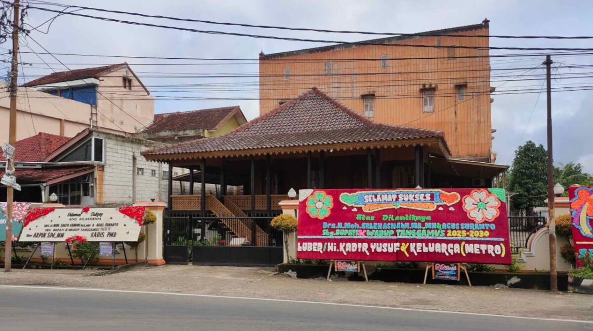 Puluhan karangan bunga yang mulai berjajar di kediaman Bupati Tanggamus terpilih, Hi. Saleh Asnawi di Talang Padang, Rabu 19 Februari 2025 | Asrul/Media Prioritastv.com.