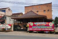 Puluhan karangan bunga yang mulai berjajar di kediaman Bupati Tanggamus terpilih, Hi. Saleh Asnawi di Talang Padang, Rabu 19 Februari 2025 | Asrul/Media Prioritastv.com.