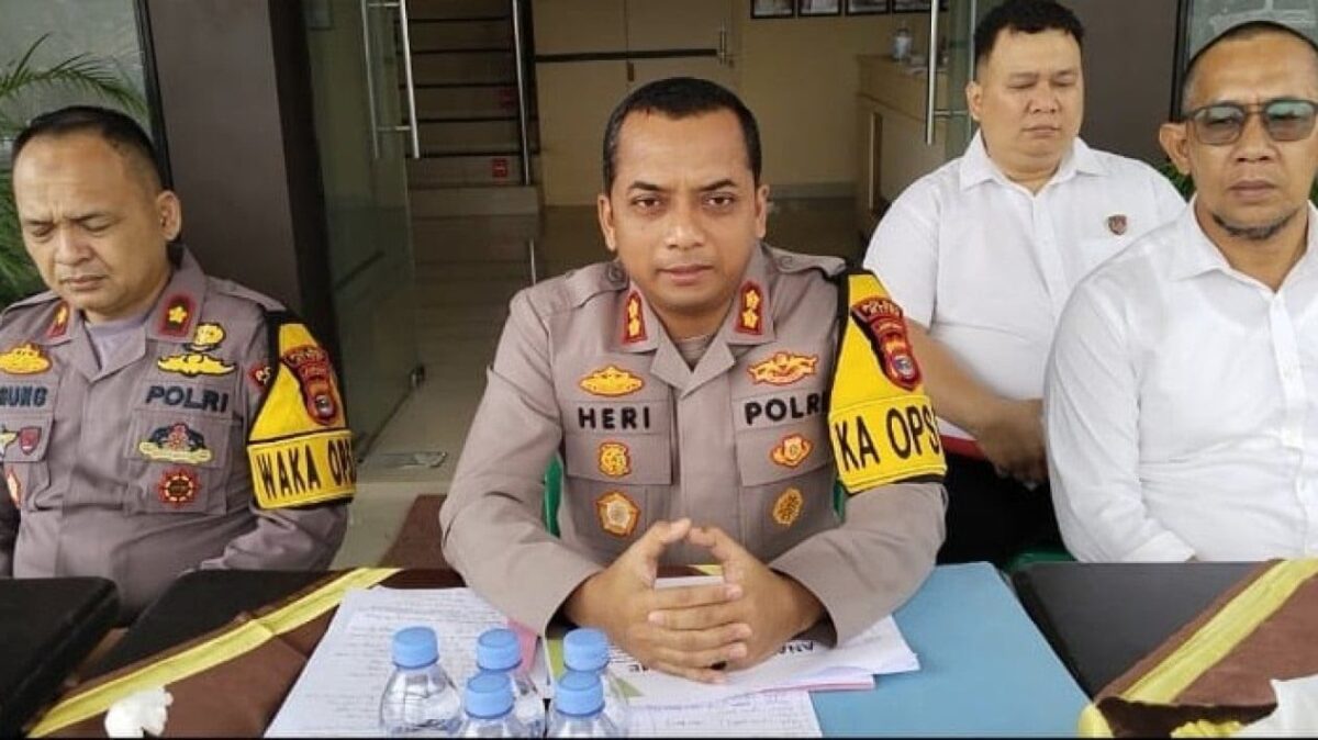 Kapolres Metro, AKBP Heri Sulistyo Nugroho saat memberikan keterangan terkait pembentukan tim khusus pemburu dua DPO pembunuh Imam Ardiansyah, Rabu 19 Februari 2025 | Dok. Humas Polres Metro.
