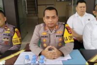 Kapolres Metro, AKBP Heri Sulistyo Nugroho saat memberikan keterangan terkait pembentukan tim khusus pemburu dua DPO pembunuh Imam Ardiansyah, Rabu 19 Februari 2025 | Dok. Humas Polres Metro.