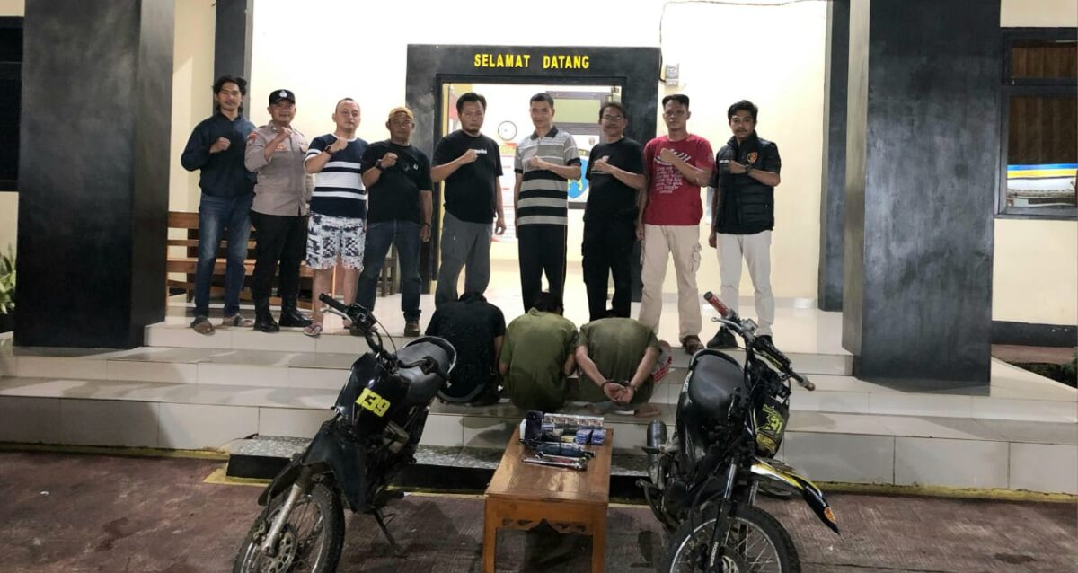Ketiga Tersangka setelah ditangkap sebelum dijebloskan ke sel tahanan Polsek Pulau Panggung, Rabu 19 Februari 2025 | Dok. Humas Polres Tanggamus.