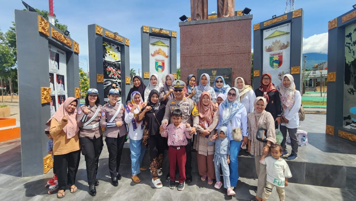 Kasat Lantas Polres Tanggamus Iptu I Made Dwi Dayana saat foto bersama usai penyuluhan kepada kalangan emak-emak dan anak-anak TK di Taman Soekarno, Kota Agung, Kamis 20 Februari 2025 | Herdi/Media Prioritastv.com.