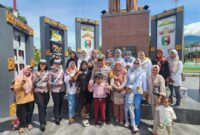 Kasat Lantas Polres Tanggamus Iptu I Made Dwi Dayana saat foto bersama usai penyuluhan kepada kalangan emak-emak dan anak-anak TK di Taman Soekarno, Kota Agung, Kamis 20 Februari 2025 | Herdi/Media Prioritastv.com.