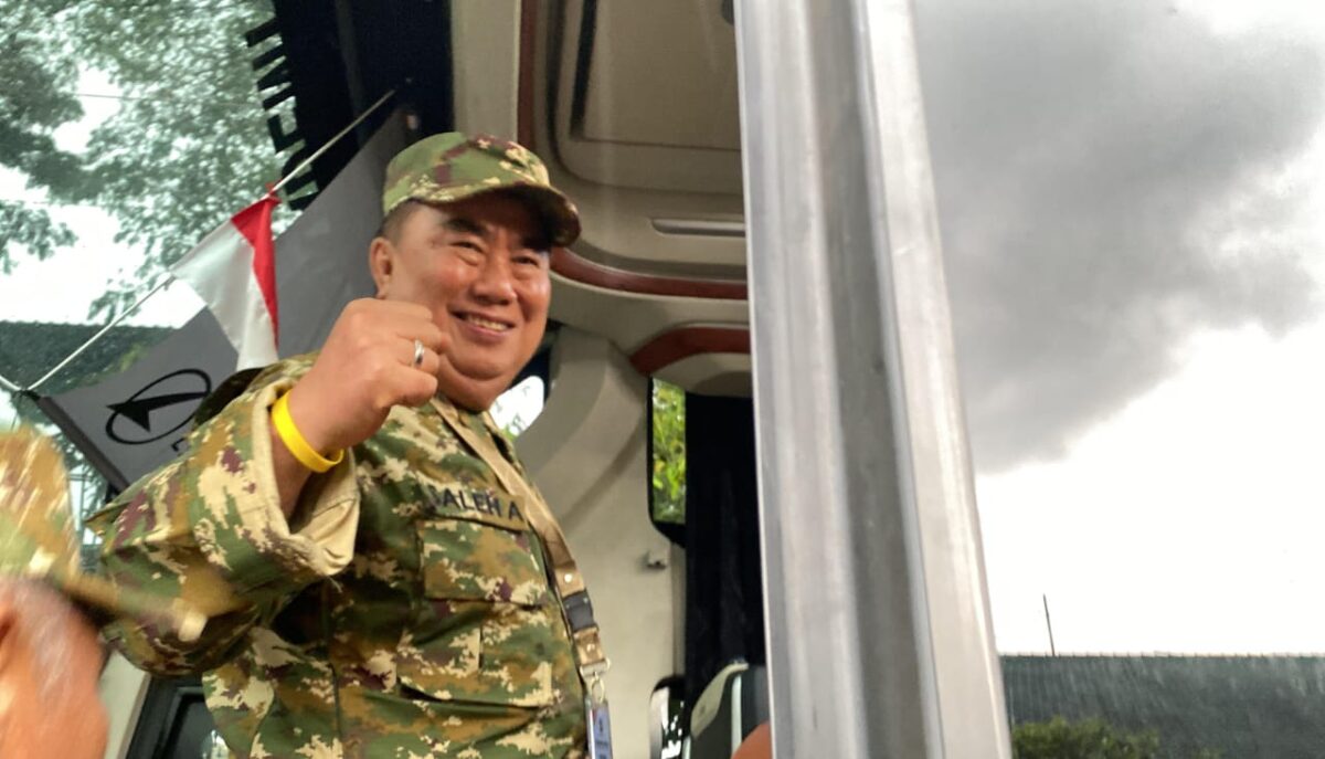 Berpakaian Loreng Bupati Tanggamus, Moh. Saleh Asnawi saat menaiki kendaraan menuju Akmil Magelang, Jumat 21 Februari 2025 | Faisal/Media Prioritastv.com.