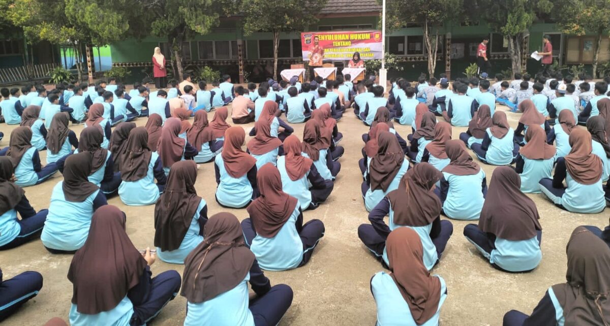Ratusan pelajar SMPN 1 Bulok Tanggamus saat mendengarkan penyuluhan Polres Tanggamus | Zainal Arifin/Media Prioritastv.com.