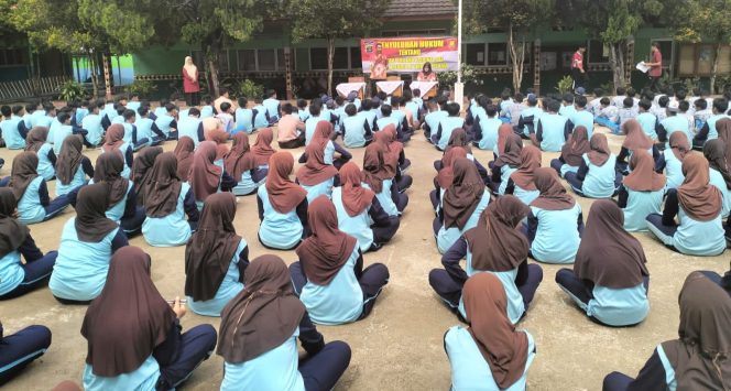 
 Ratusan pelajar SMPN 1 Bulok Tanggamus saat mendengarkan penyuluhan Polres Tanggamus | Zainal Arifin/Media Prioritastv.com.