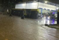 Air Drainase Jalan Soekarno Hatta Meluap setelah hujan mengguyur Bandar Lampung, Jumat 21 Februari 2025, malam | Putra/Media Prioritastv.com.