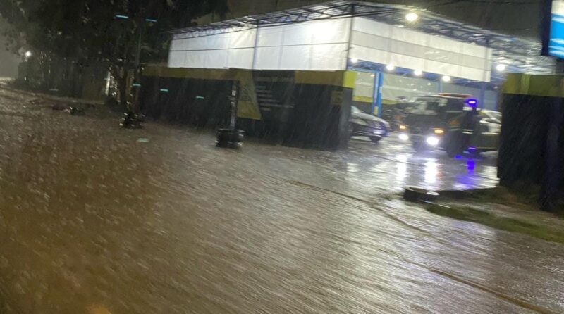 Air Drainase Jalan Soekarno Hatta Meluap setelah hujan mengguyur Bandar Lampung, Jumat 21 Februari 2025, malam | Putra/Media Prioritastv.com.