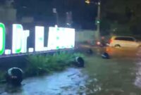 Air yang menggenang permukaan jalan di depan Rumah Sakit Umum Daerah Abdoel Moeloek (RSUDAM), Jumat 21 Februari 2025, malam | Dok. Istimewa.