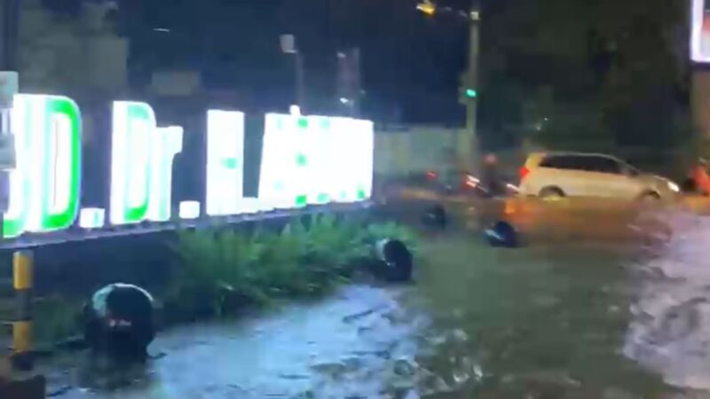Air yang menggenang permukaan jalan di depan Rumah Sakit Umum Daerah Abdoel Moeloek (RSUDAM), Jumat 21 Februari 2025, malam | Dok. Istimewa.