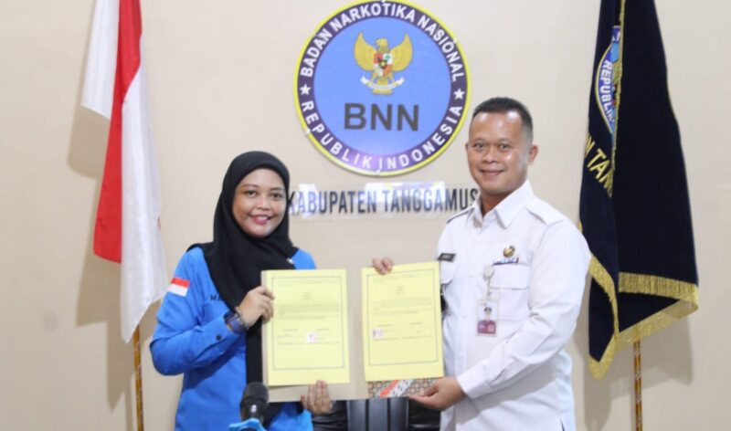 Kepala BNNK Tanggamus (kiri) Diani Indramaya dan Kalapas Kota Agung Andi Gunawan saat menunjukan dokumen kerjasama, Jumat 21 Februari 2025 | Dok. Humas Lapas Kota Agung.