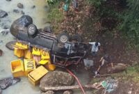 Kondisi Pikcup L300 yang berada di dasar sungai Way Sindi, Karya Penggawa Pesisir Barat | Suroso/Media Prioritastv.com.