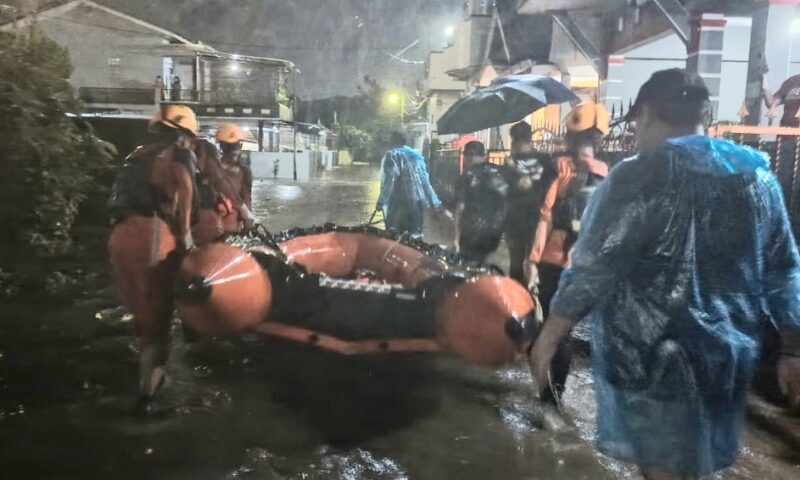Tim Gabungan SAR Lampung saat mengevakuasi warga korban banjir di Bandar Lampung, Sabtu 23 Februari 2025 | Dok. Kantor SAR Lampung.