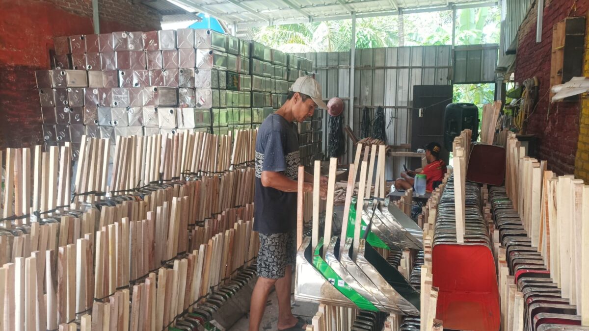 Nurdin saat menunjukan hasil UMKM serok sampah yang diproduksi kelompoknya di Pekon Bulokarto, Gading Rejo, Pringsewu, Minggu 23 Februari 2025 | Raihan/Media Prioritastv.com.