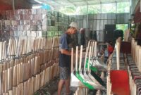 Nurdin saat menunjukan hasil UMKM serok sampah yang diproduksi kelompoknya di Pekon Bulokarto, Gading Rejo, Pringsewu, Minggu 23 Februari 2025 | Raihan/Media Prioritastv.com.