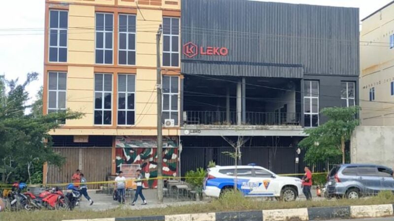 Kondisi area Kafe Leko Tanjungpinang terlihat sejumlah petugas dari POM AL berjaga, Minggu 23 Februari 2025 | Hasan/Media Prioritastv.com.