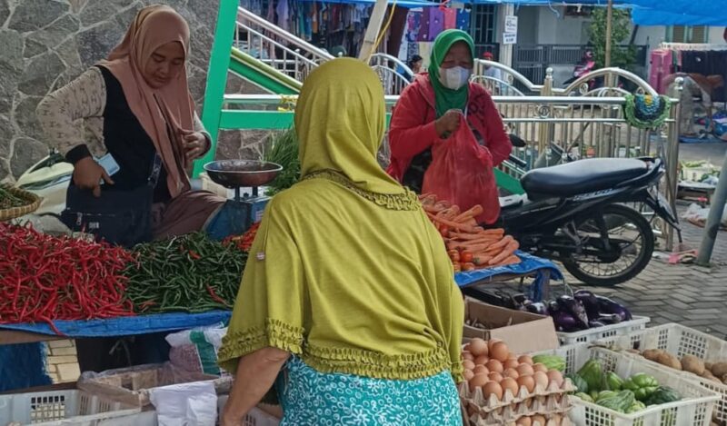 Pedagang dan pembeli saat beraktifitas di Pasar Pagi Fajaresuk, Pringsewu, Senin 24 Februari 2025 | Zeno/Media Prioritastv.com.