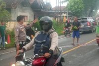 Polisi saat melakukan olah TKP kecelakaan sebabkan korban meninggal dunia di Jalinbar Gading Rejo, Pringsewu, Senin 24 Februari 2025 | Dok. Humas Polres Pringsewu.