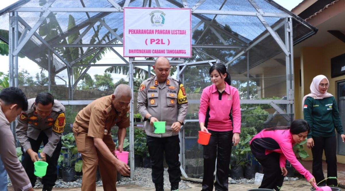 Kapolres Tanggamus AKBP Rivanda bersama istri saat menyiapkan bibit program pekarangan pangan lestari, Senin 24 Februari 2025 | Herdi/Media Prioritastv.com.