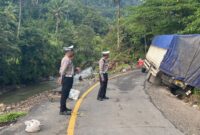 Kondisi truk yang terperosok di jalan lintas liwa - krui, lampung barat, Senin 24 Februari 2025 | Dok. Polres Lampung Barat.