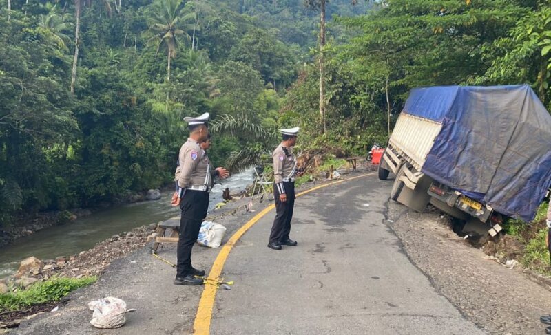 Kondisi truk yang terperosok di jalan lintas liwa - krui, lampung barat, Senin 24 Februari 2025 | Dok. Polres Lampung Barat.