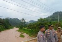 Petugas kepolisian dan aparat desa saat melakuka identifikasi lokasi kejadian tenggelamnya korban, Senin 24 Februari 2025 | Putra/Media Prioritastv.com.