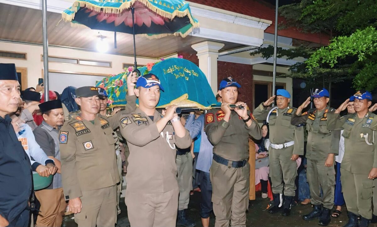 Pemberangkatan pemakaman Pj Sekda Lampung Tengah, almarhum Pj. Sekda Lampung Tengah, Kusuma Riyadi, di Kampung Padang Ratu, Kecamatan Padang Ratu, pada Senin sore (24/2/2025) | Dok. Istimewa.