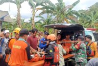 Evakuasi Jenazah Dedi Muhamad Sanjaya (23) Mahasiswa KKN yang  hanyut saat berenang di Bendungan Sungai Margo Dalem, Selasa 25 Februari 2025 | Dok. Kantor SAR Lampung.
