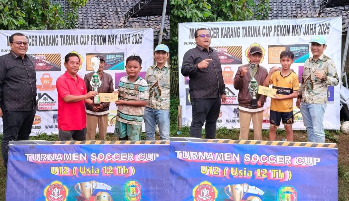 Anggota DPRD Tanggamus Fraksi PKB, Mujibul Umam dan Buyung Alamsyah saat menghadiri pemberian hadiah turnamen mini soccer di Pekon Way Jaha, Pugung, Tanggamus, Minggu 23 Februari 2025 | Dok. Istimewa.