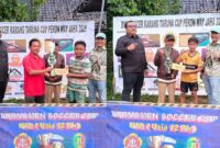 Anggota DPRD Tanggamus Fraksi PKB, Mujibul Umam dan Buyung Alamsyah saat menghadiri pemberian hadiah turnamen mini soccer di Pekon Way Jaha, Pugung, Tanggamus, Minggu 23 Februari 2025 | Dok. Istimewa.