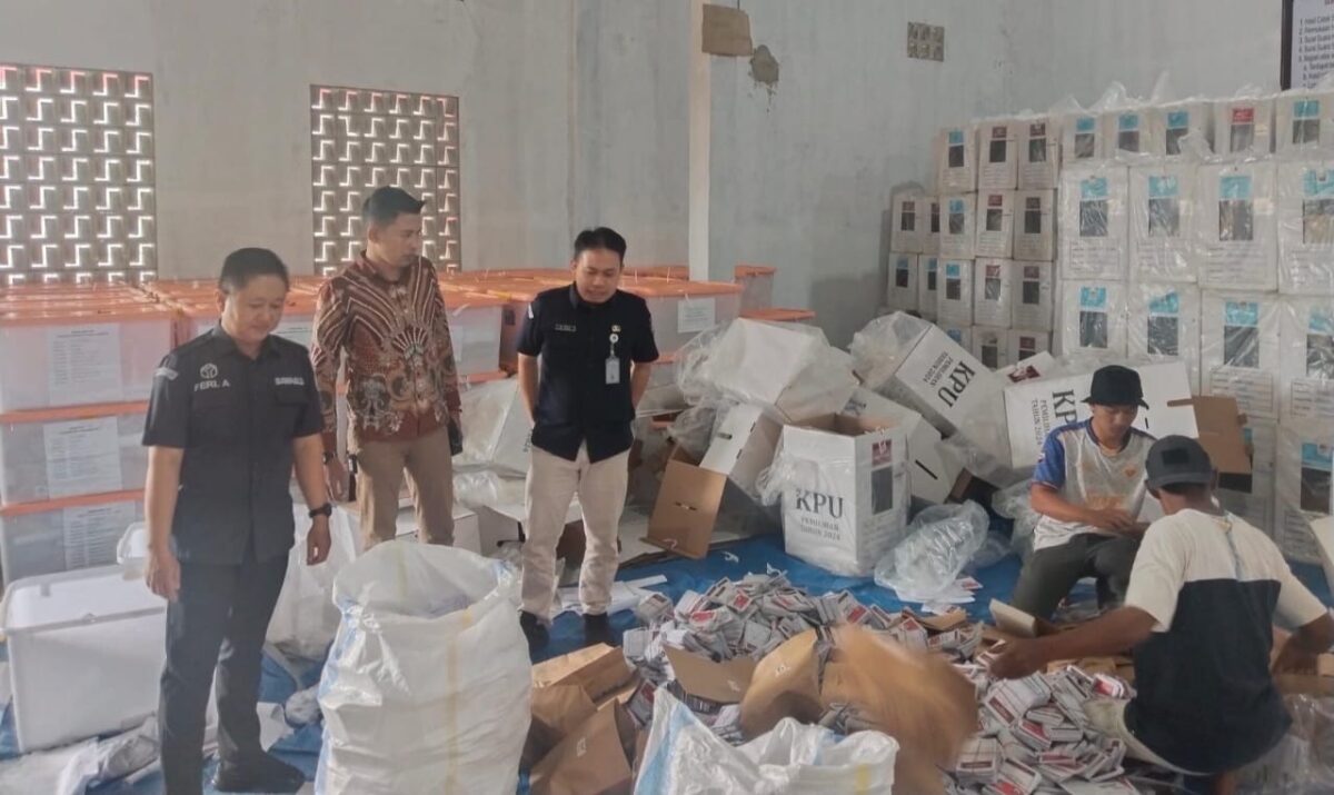 Ketua KPU Tanggamus Ahmad Bahri dan jajarannya saat meninjau pengosongan kotak suara paska Pilkada 2024 di gudang logisitik KPU Blok XIV Pekon Gisting Atas Kecamatan Gisting, Selasa 25 Februari 2025 | Herdi/Media Prioritastv.com.