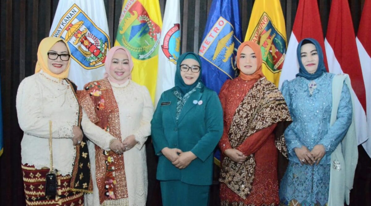 Hj Siti Mahmudah (tengah) saat foto bersama usai pelantikan dan serah terima dari ketua lama Helen Veranic Mulyadi, Selasa 25 Februari 2025 | Dok. Kominfo Tanggamus.