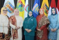 Hj Siti Mahmudah (tengah) saat foto bersama usai pelantikan dan serah terima dari ketua lama Helen Veranic Mulyadi, Selasa 25 Februari 2025 | Dok. Kominfo Tanggamus.