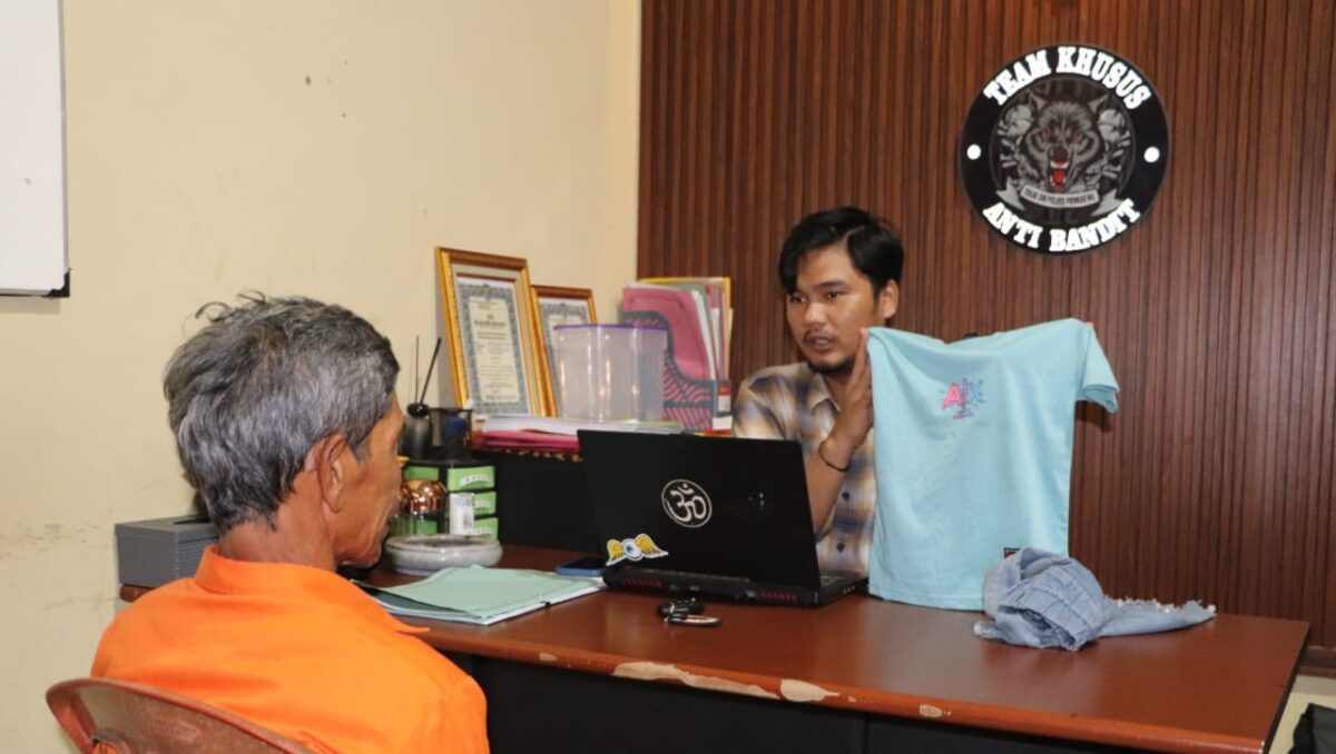 Tersangka ST saat dilakukan pemeriksaan oleh anggota Polres Pringsewu, Selasa 25 Februari 2025 | Dok. Humas Polres Pringsewu.