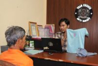 Tersangka ST saat dilakukan pemeriksaan oleh anggota Polres Pringsewu, Selasa 25 Februari 2025 | Dok. Humas Polres Pringsewu.