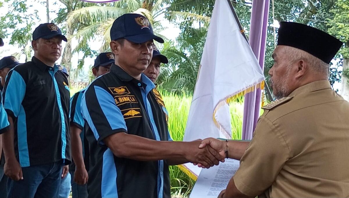 Penyerahan surat keputusan pengukuhan karang taruna kecamatan pagelaran kepada Bambang Irawan oleh Camat Pagelaran Muhammad Faozan, Selasa 25 Februari 2025 | Kabul Aulia/Media Prioritastv.com.