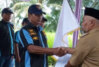 Penyerahan surat keputusan pengukuhan karang taruna kecamatan pagelaran kepada Bambang Irawan oleh Camat Pagelaran Muhammad Faozan, Selasa 25 Februari 2025 | Kabul Aulia/Media Prioritastv.com.