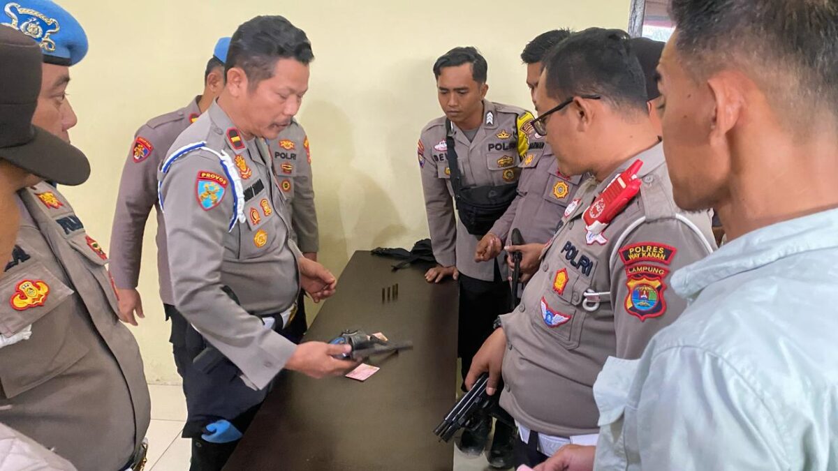 Bidpropam Polda Lampung saat Memeriksa Senpi Dinas Personel Polres Way Kanan. Foto: Humas Polres Way Kanan.