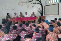 Satbinmas Polres Lampung Barat saat Melaksanakan Kegiatan Sosialisasi dan Penyuluhan di SMP N 4 Lampung Barat. Dok. Humas Polres Lampung Barat.