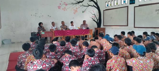 
 Satbinmas Polres Lampung Barat saat Melaksanakan Kegiatan Sosialisasi dan Penyuluhan di SMP N 4 Lampung Barat. Dok. Humas Polres Lampung Barat. 