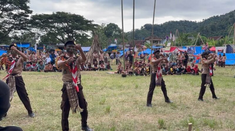 Salah satu atraksi yang dilaksanakan oleh Pramuka SMK PGRI 1 Kota Agung di perkemahan songsong ramadhan III SMK se Tanggamus di Pekon Ampai, Limau tanggal 21 - 23 Februari 2025 | Dok. SMK PGRI 1 Kota Agung.