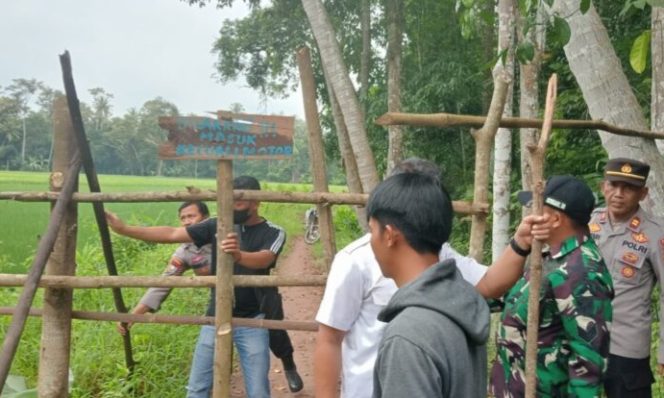Pembongkaran Portal TPS3R di Pardasuka Pringsewu oleh tim gabungan, Rabu 26 Februari 2025.