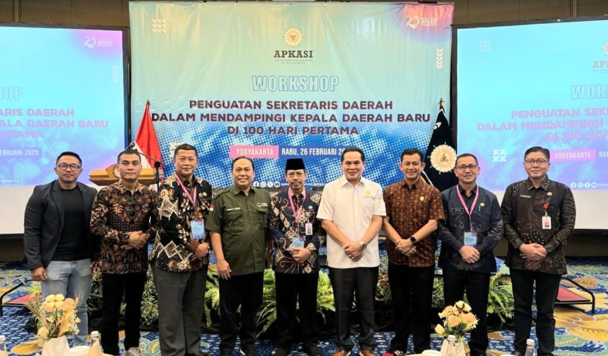 Asisten Perekonomian dan Pembangunan Tanggamus, Hendra Wijaya Mega saat foto bersama jajaran Apkasi di Malioboro Hotel, Rabu 26 Februari 2025 | Dok. Istimewa.