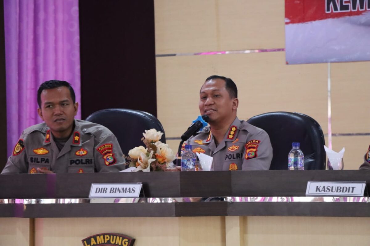 Dirbinmas Polda Lampung, Kombes Pol V. Thirdy Hadmiarso, memberikan arahan tegas kepada para Bhabinkamtibmas Polres Tanggamus di Aula Paramasatwika, Rabu 26 Februari 2025 | Dok. Humas Polres Tanggamus.