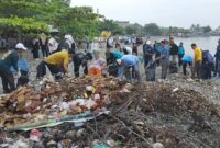 Pembersihan sampah di Pantai Muara Indah Kota Agung dalam rangka Hari Peduli Sampah Nasional 2025 Kabupaten Tanggamus, Rabu 26 Februari 2025 | Herdi/Media Prioritastv.com.