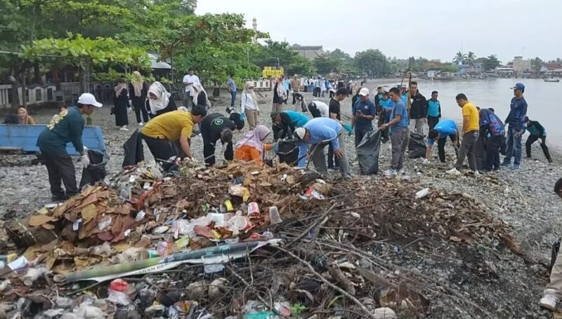 Pembersihan sampah di Pantai Muara Indah Kota Agung dalam rangka Hari Peduli Sampah Nasional 2025 Kabupaten Tanggamus, Rabu 26 Februari 2025 | Herdi/Media Prioritastv.com.