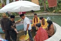 Proses Bulangekhan yakni penyiraman air kepada para pangeran dan ratu di Keratuan Semaka, Tanggamus, Rabu 26 Februari 2025 | Edi Hidayat/Media Prioritastv.com.